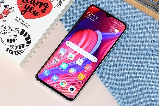 Màn hình được vát cong 2 bên, sử dụng kính cường lực Gorilla Glass 5