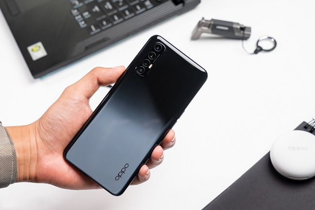 Mặt lưng ấn tượng với cụm 4 camera sau