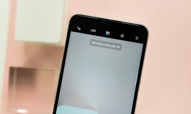 Bật chế độ tăng cường sắc độ giúp hình ảnh luôn tươi tắn, sống động