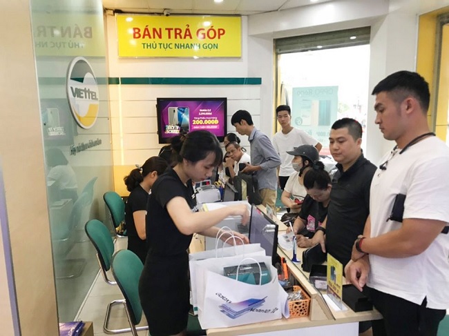 Không khí ngày mở bán Galaxy Note 10 và Note 10+ giảm giá sốc tại một siêu thị Viettel Store