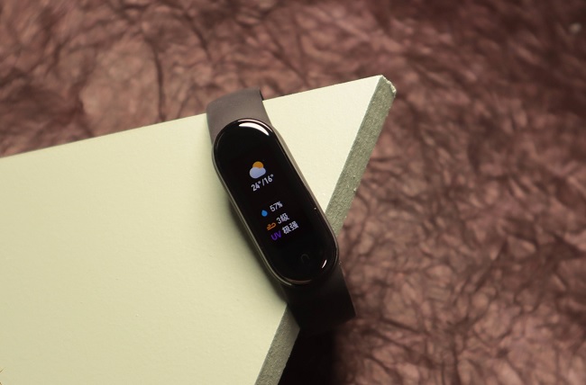 Dây đeo dễ dàng tháo lắp và được tăng lên 6 màu