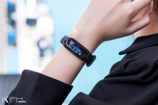 Sở hữu cả một phong vũ biểu để đo áp suất khí quyển và làm nút chụp ảnh từ xa cho điện thoại