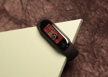Cận cảnh Mi Band 5: Vòng đeo tay thông minh giá rẻ thế hệ mới của Xiaomi