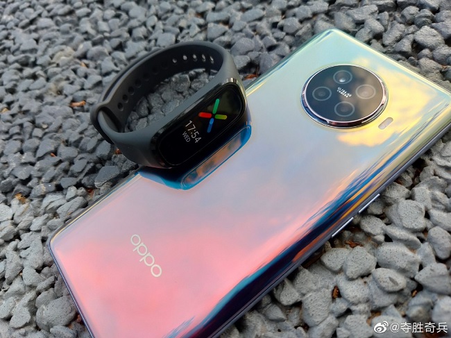 OPPO Band kết nối được với tất cả các mẫu smartphone chạy iOS 10 và Android 6 trở lên qua Bluetooth 5.0