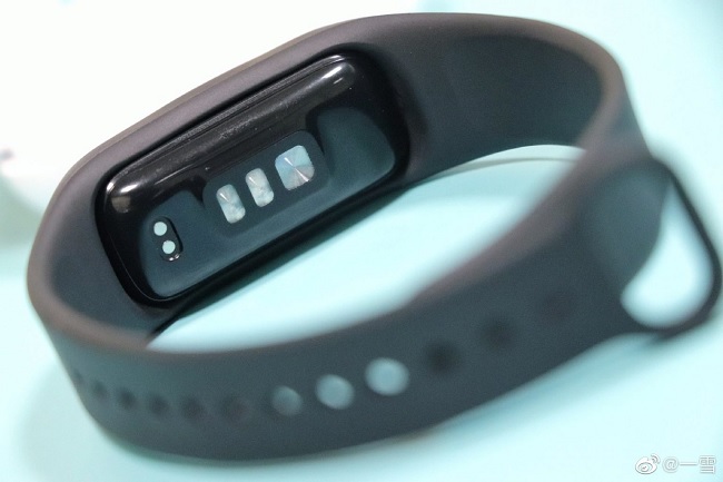 Cận cảnh OPPO Band mặt sau được trang bị các cảm biến giúp người dùng theo dõi sức khỏe