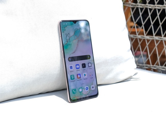 OPPO Reno 3 vẫn sở hữu 1 chiếc cằm dày