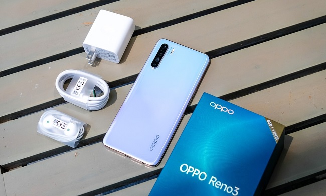 OPPO Reno 3 đi kèm củ sạc nhanh VOOC 3.0 cho phép sạc đầy chỉ sau hơn 1 tiếng và đạt 50% sau 30 phút