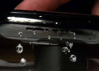 Cận cảnh cơ chế đẩy nước qua màng loa của Apple Watch
