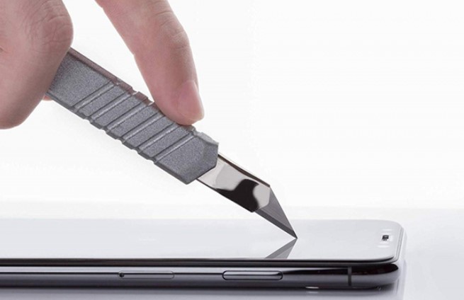 Dán kính cường lực để bảo vệ màn hình điện thoại