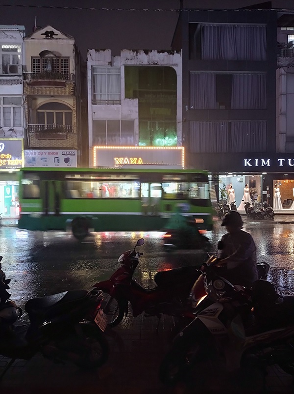 Ảnh chụp buổi tối khi trời mưa