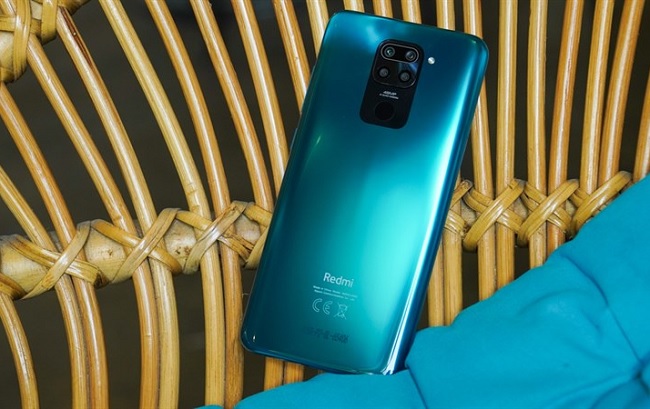 Redmi Note 9 có mặt lưng rất bóng bẩy