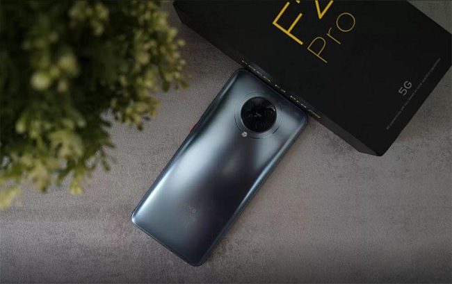 Mặt sau nổi bật với cụm 4 camera được xếp gọn trong một module hình tròn