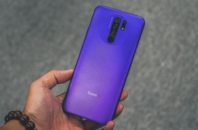 Mặt lưng máy có những đường tròn nổi đồng tâm lạ mắt