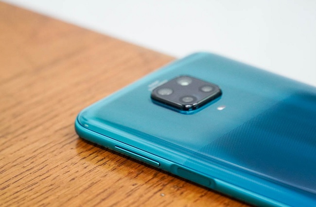 Khung máy được hoàn thiện từ chất liệu kim loại sang trọng. Đặc biệt với thiết kế cong giúp cho việc sử dụng của người dùng được dễ dàng và thoải mái hơn