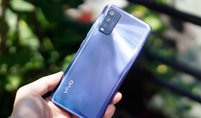 Vivo Y50 khi để nghiêng dưới góc ánh sáng