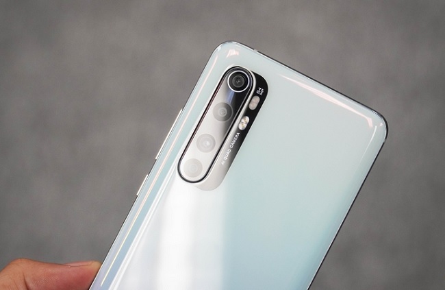 Cụm camera Xiaomi Mi Note 10 Lite được thiết kế lại, đẹp mắt và tinh tế hơn so với model cao cấp