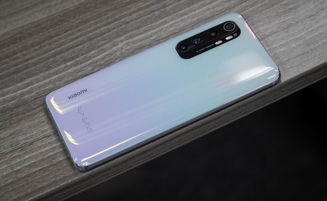 Xiaomi Mi Note 10 Lite hoàn thiện hơn với 4 góc bo tròn mềm mại, cạnh bên “gọt mỏng” và phủ lớp kính sáng trọng, bóng bẩy
