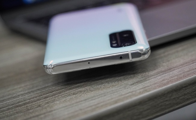 Cạnh trên trang bị mic thu âm và cổng hồng ngoại