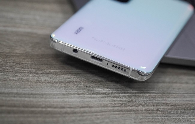 Cạnh dưới là vị trí cổng kết nối USB-C, jack cắm tai nghe 3.5mm, mic và loa ngoài