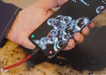 Kiểm tra sạc pin xem liệu nguồn điện vào có ổn định hay không