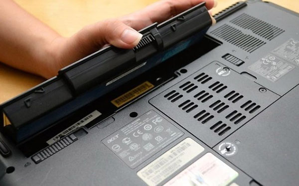 Tháo pin ra khỏi máy tính laptop