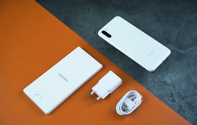Galaxy A11 và phụ kiện đi kèm