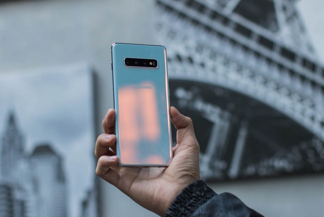 Thiết kế hiện đại là lý do nên mua Galaxy S10+ đầu tiên