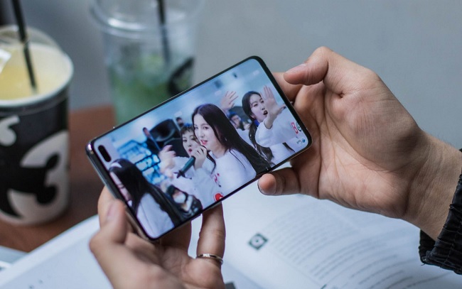 Galaxy S10+ là một trong những smartphone đầu tiên được trang bị camera selfie trong màn hình