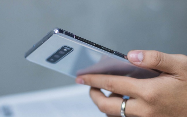 Dung lượng pin lớn cùng hỗ trợ sạc ngược không dây giúp người dùng yên tâm sử dụng