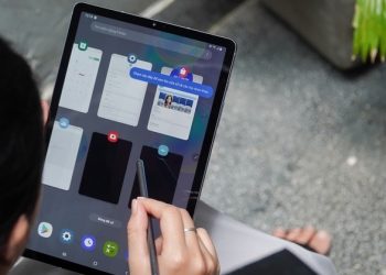 Màn hình Galaxy Tab S7 và Tab S7+ có tần số quét lên tới 120Hz, dùng mượt khỏi bàn