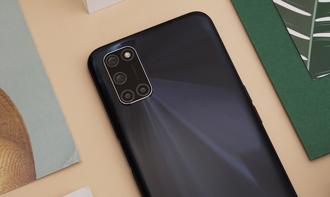 OPPO A92 thiết lập 4 camera + đèn flash LED đặt trong khung hình chữ nhật
