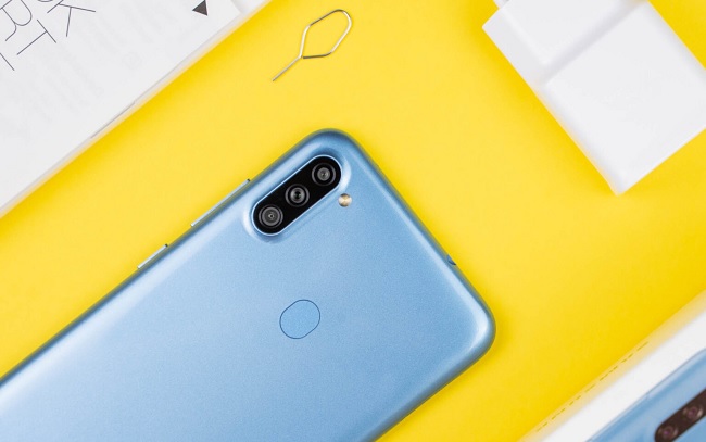 Cận cảnh camera sau và cảm biến vân tay của Galaxy A11
