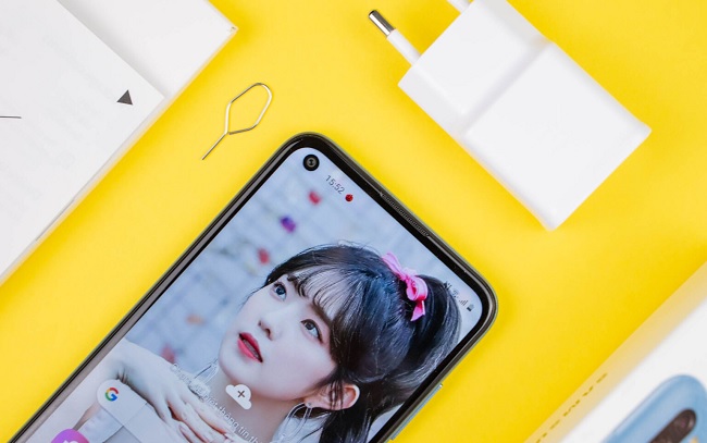 Lỗ đục trên màn hình dùng để chứa camera selfie