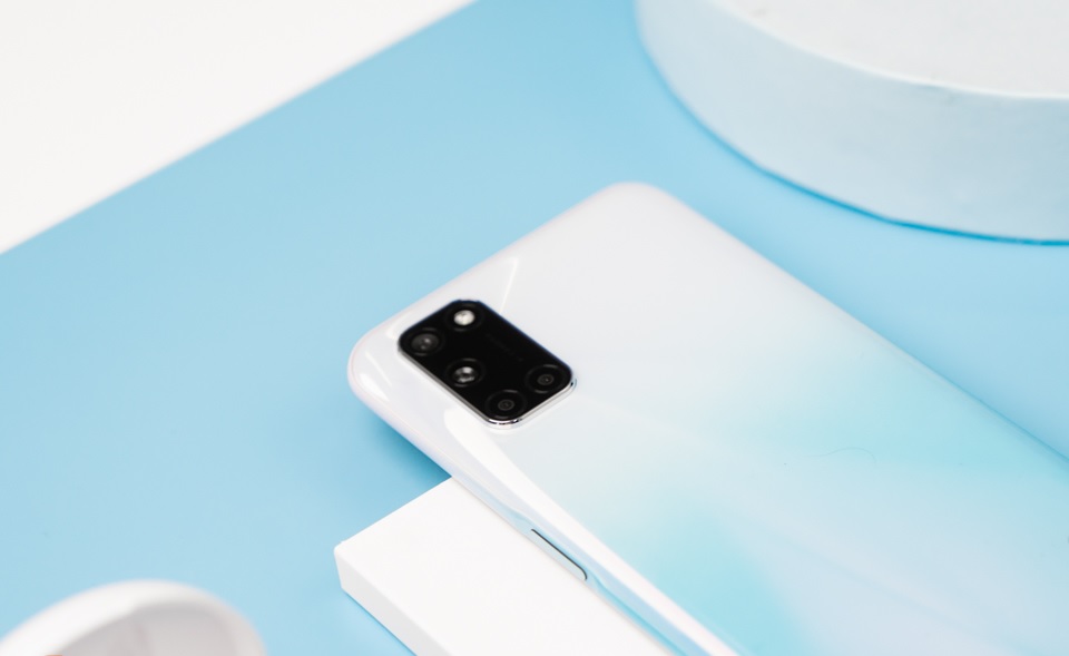 OPPO A92 không còn cảm biến vân tay ở mặt lưng