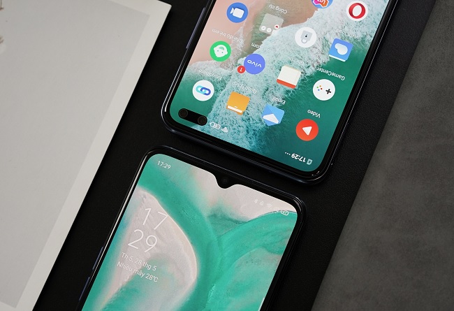 Màn hình của Reno3 hơi ngả vàng, còn V19 thiên tông xanh, lý tưởng hơn cho việc chơi game hay xem phim