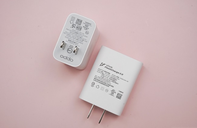 V19 và Reno3 đều được tích hợp công nghệ sạc nhanh