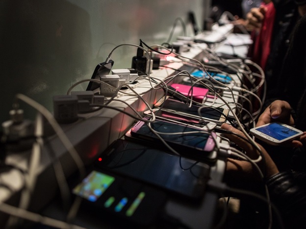 Không nên vừa sạc vừa nghe điện thoại, tránh nguy cơ cháy nổ