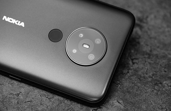 Cụm camera trông khá hầm hố và nhô lên so với mặt lưng