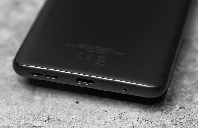 Cạnh đáy là loa ngoài, micro và cổng USB-C
