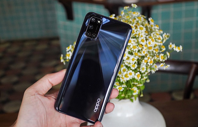 Mặt lưng bóng bẩy bởi những họa tiết đường tròn đồng tâm bao quanh cụm camera