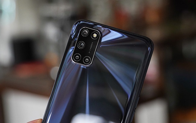 Cụm 4 camera sau nổi bật được xếp gọn trong một module hình chữ nhật