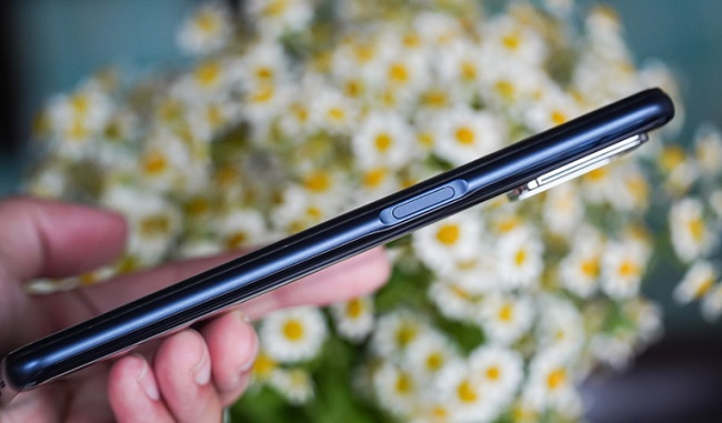 Cạnh phải là nơi đặt phím nguồn kiêm cảm biến vân tay