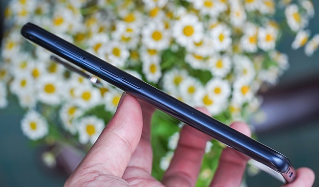 Cạnh trái là khay SIM, thẻ nhớ và phím tăng giảm âm lượng