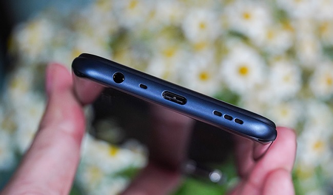Cạnh đáy là loa ngoài, mic thoại, cổng sạc USB-C và jack cắm tai nghe 3.5 mm