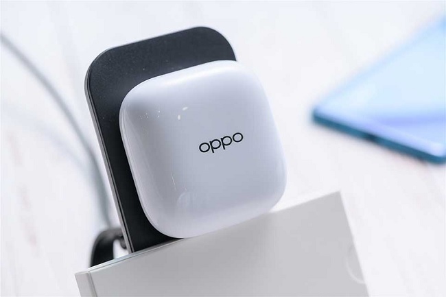 Hộp sạc sử dụng cổng sạc Type-C và cũng hỗ trợ sạc không dây chuẩn Qi