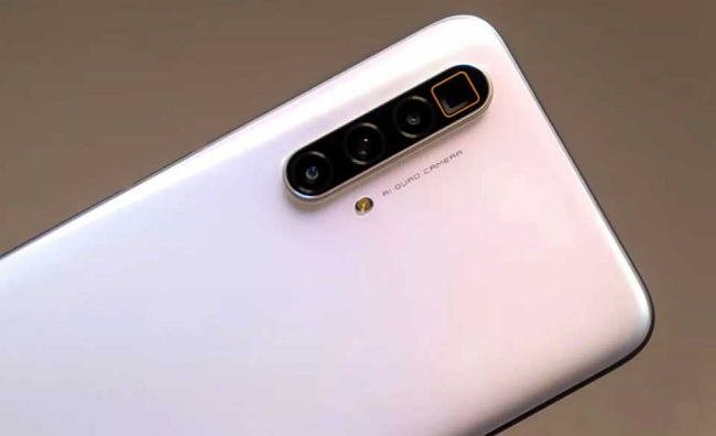 Cụm 4 camera ấn tượng nhô lên khỏi mặt lưng