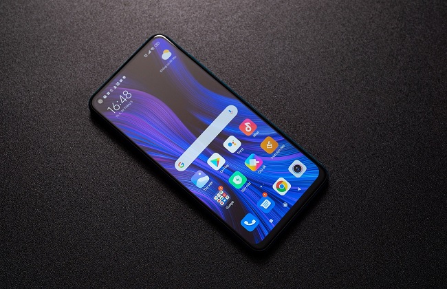 Mặt trước Redmi Note 9 với màn hình đục lỗ