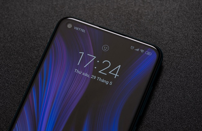 Mặt trước đi kèm camera selfie 13MP được hỗ trợ công nghệ AI