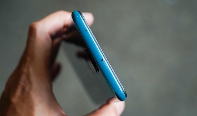 Đỉnh máy được bố trí một cổng hồng ngoại và một mic