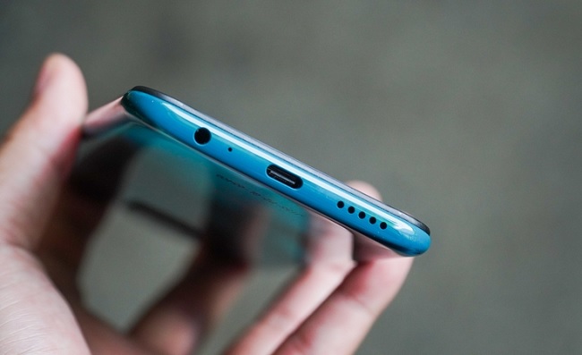 Cạnh đáy gồm: loa ngoài, cổng kết nối USB-C, micro, jack tai nghe 3.5mm